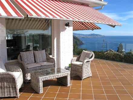The sunny terrace has a glas balustrade and fantastica sea views