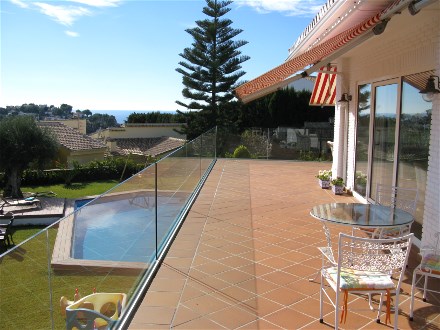 With this large terrace you can enjoy the sun the whole day in Almunecar