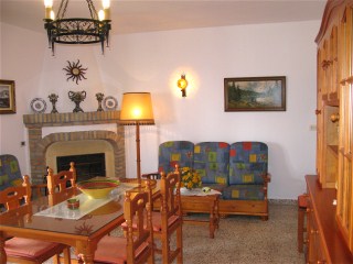 Das Wohnzimmer ist mit hellen Pinienmöbleln eingerichtet