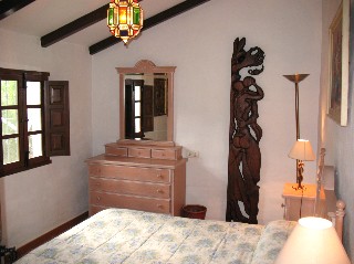 Das Schlafziimmer im Feriehaus Naranjos hat ein Doppelbett
