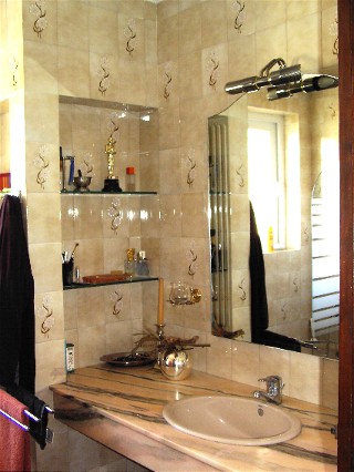 Bad mit grosser Spiegelwand in der Villa Orenda im Banalmadena