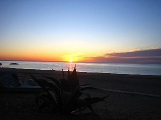 Der Sonnenuntergang an der Küste Costa del Sol ist spektakulär