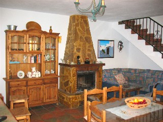 Wohnzimmer im Ferienhaus mit offenem Kamin