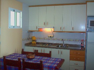Die Küche mit Esstisch im Appartement Antonio 